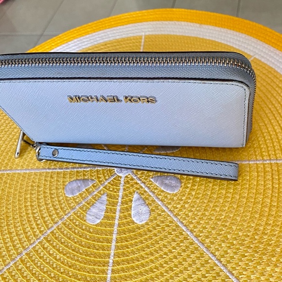 Michael Kors wallet/wristlet - Picture 2 of 5